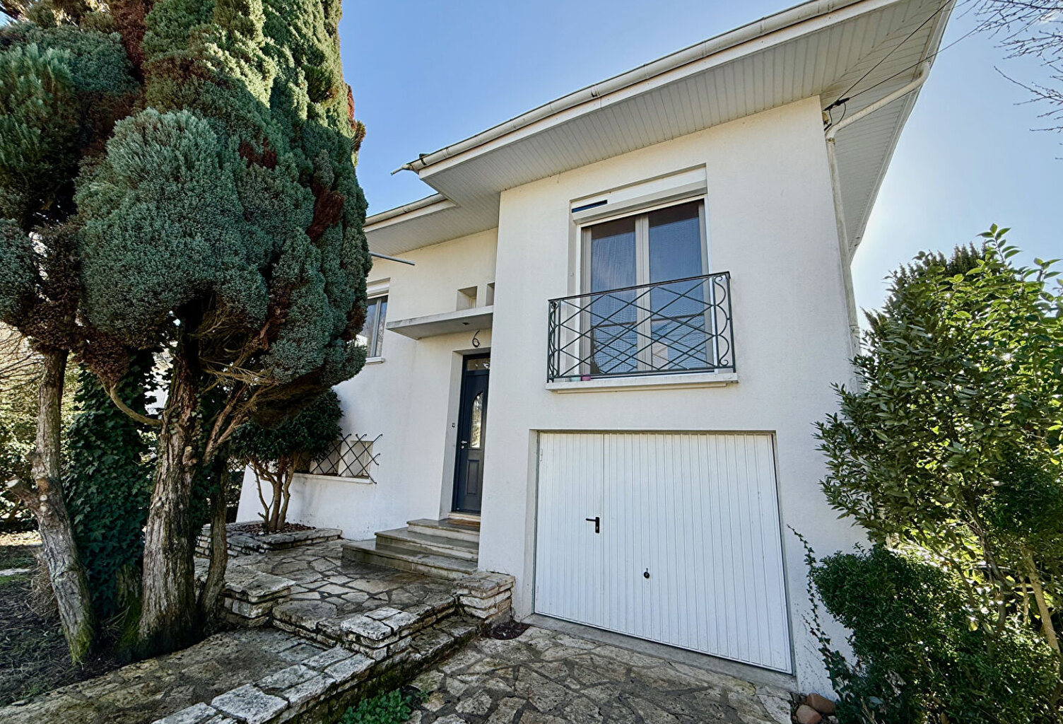 Maison d'environ 130m2 à Villeneuve sur Lot proche du centre ville avec un jardin de près de 700m2. Venez découvrir une superbe maison très joliment rénovée avec 5 chambres. En rez-de-chaussée, elle possède un séjour de 35,42m2, une chambre, un wc et un g — photo 1