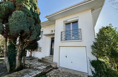 Maison d'environ 130m2 à Villeneuve sur Lot proche du centre ville avec un jardin de près de 700m2. Venez découvrir une superbe maison très joliment rénovée avec 5 chambres. En rez-de-chaussée, elle possède un séjour de 35,42m2, une chambre, un wc et un g — photo du bien