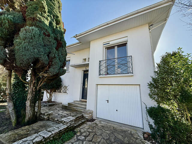 Maison d'environ 130m2 à Villeneuve sur Lot proche du centre ville avec un jardin de près de 700m2. Venez découvrir une superbe maison très joliment rénovée avec 5 chambres. En rez-de-chaussée, elle possède un séjour de 35,42m2, une chambre, un wc et un g — photo du bien