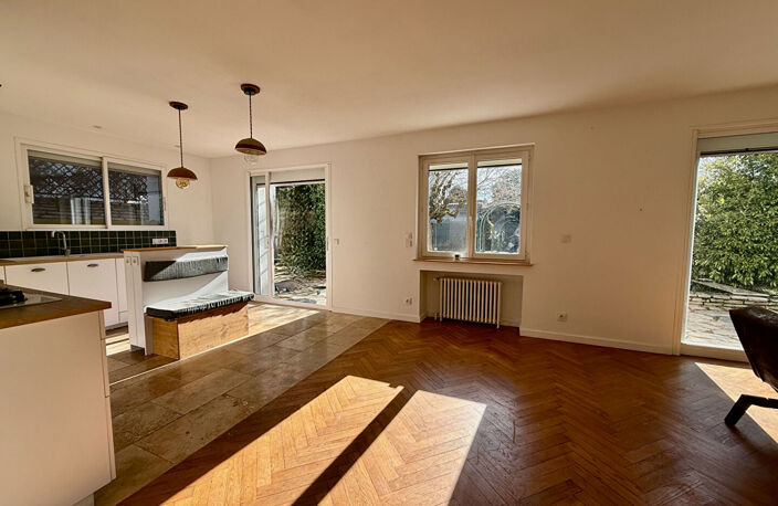 Maison d'environ 130m2 à Villeneuve sur Lot proche du centre ville avec un jardin de près de 700m2. Venez découvrir une superbe maison très joliment rénovée avec 5 chambres. En rez-de-chaussée, elle possède un séjour de 35,42m2, une chambre, un wc et un g — photo 2
