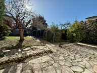 Maison d'environ 130m2 à Villeneuve sur Lot proche du centre ville avec un jardin de près de 700m2. Venez découvrir une superbe maison très joliment rénovée avec 5 chambres. En rez-de-chaussée, elle possède un séjour de 35,42m2, une chambre, un wc et un g — photo 3