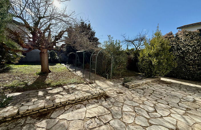 Maison d'environ 130m2 à Villeneuve sur Lot proche du centre ville avec un jardin de près de 700m2. Venez découvrir une superbe maison très joliment rénovée avec 5 chambres. En rez-de-chaussée, elle possède un séjour de 35,42m2, une chambre, un wc et un g — photo 3