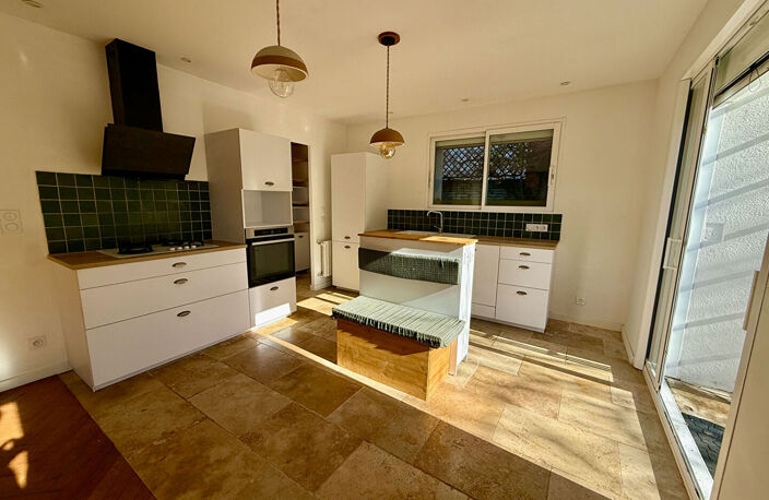 Maison d'environ 130m2 à Villeneuve sur Lot proche du centre ville avec un jardin de près de 700m2. Venez découvrir une superbe maison très joliment rénovée avec 5 chambres. En rez-de-chaussée, elle possède un séjour de 35,42m2, une chambre, un wc et un g — photo 4