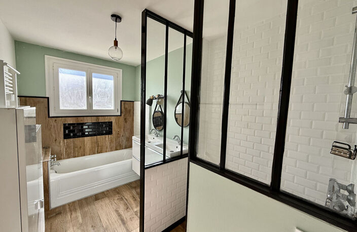 Maison d'environ 130m2 à Villeneuve sur Lot proche du centre ville avec un jardin de près de 700m2. Venez découvrir une superbe maison très joliment rénovée avec 5 chambres. En rez-de-chaussée, elle possède un séjour de 35,42m2, une chambre, un wc et un g — photo 5