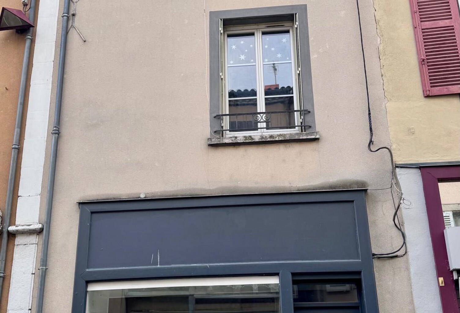Découvrez cet immeuble avec commerce et habitation au cœur de Brioude. — photo 1