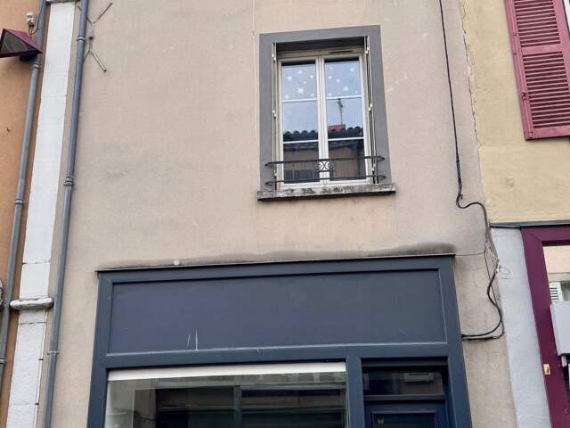 Découvrez cet immeuble avec commerce et habitation au cœur de Brioude. — photo du bien