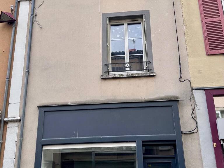 Découvrez cet immeuble avec commerce et habitation au cœur de Brioude. — photo 1