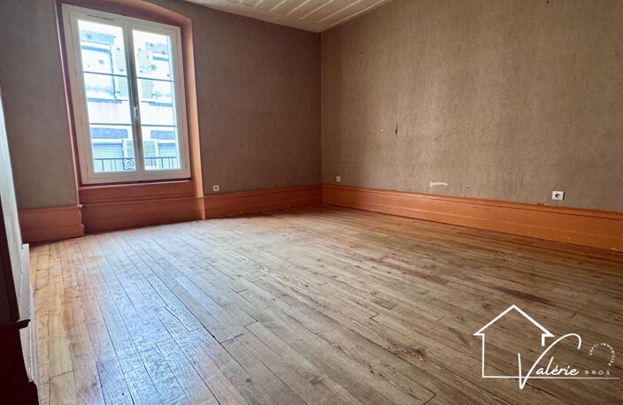 Découvrez cet immeuble avec commerce et habitation au cœur de Brioude. — photo 2