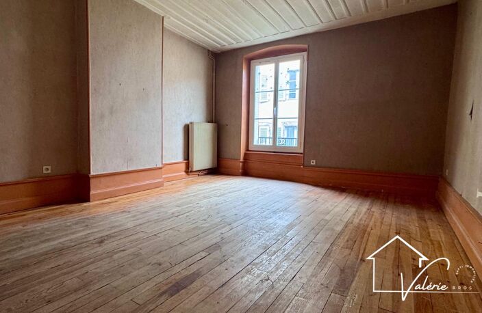 Découvrez cet immeuble avec commerce et habitation au cœur de Brioude. — photo 3