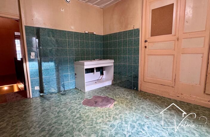 Découvrez cet immeuble avec commerce et habitation au cœur de Brioude. — photo 4