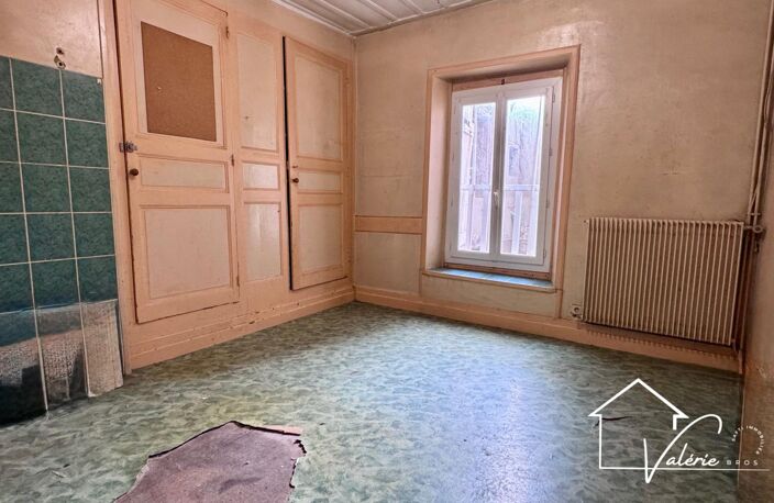 Découvrez cet immeuble avec commerce et habitation au cœur de Brioude. — photo 5