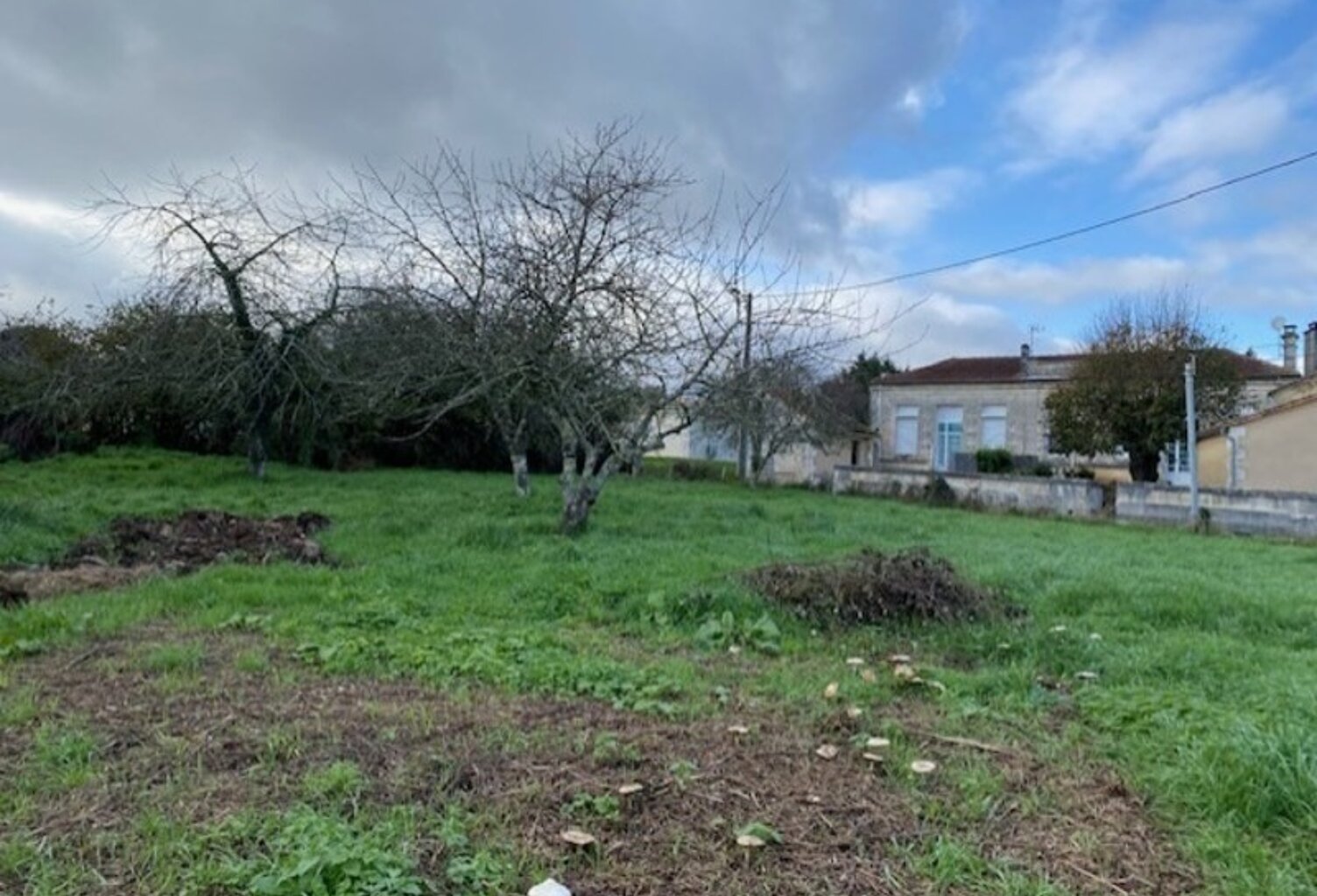 Terrain constructible, à vendre, de 1 102,00 m² DIGNAC (16) — photo 1