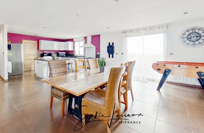Maison récente de plain-pied à vendre en exclusivité à Authevernes – 152,35 m² – 5 pièces – 3 chambres – Double garage – Pièce cinéma / jeux 18 m² — photo 2