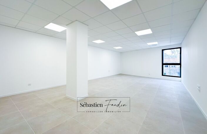 Bureau à louer LA SEYNE SUR MER (83) – 42 M² – FORTE VISIBILITÉ – BUREAUX NEUFS – PMR – STATIONNEMENTS — photo 2