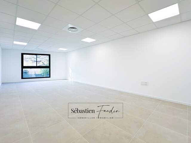 Bureau à louer LA SEYNE SUR MER (83) – 34 M² – FORTE VISIBILITÉ – BUREAUX NEUFS – PMR – STATIONNEMENTS — photo du bien