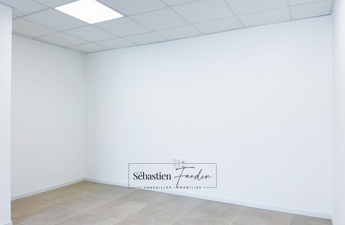 Bureau à louer LA SEYNE SUR MER (83) – 30 M² – FORTE VISIBILITÉ – BUREAUX NEUFS – PMR – STATIONNEMENTS — photo 2
