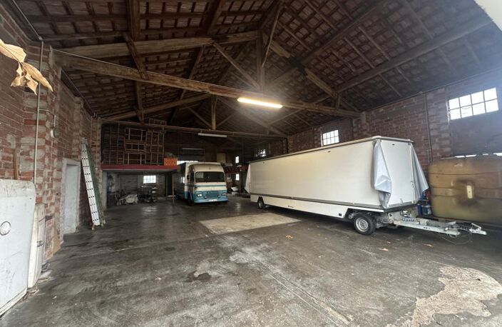Double Hangar — photo 4