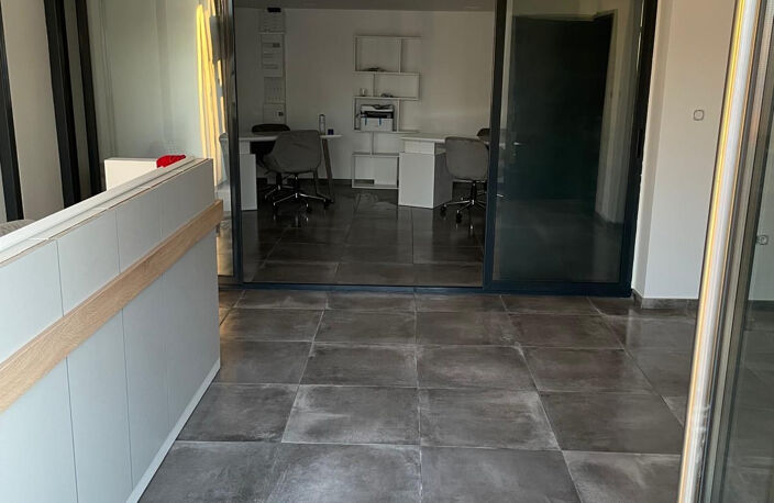 Local commercial À Castelnau-le-Lez (34), de 150m2 à louer 1 — photo 4