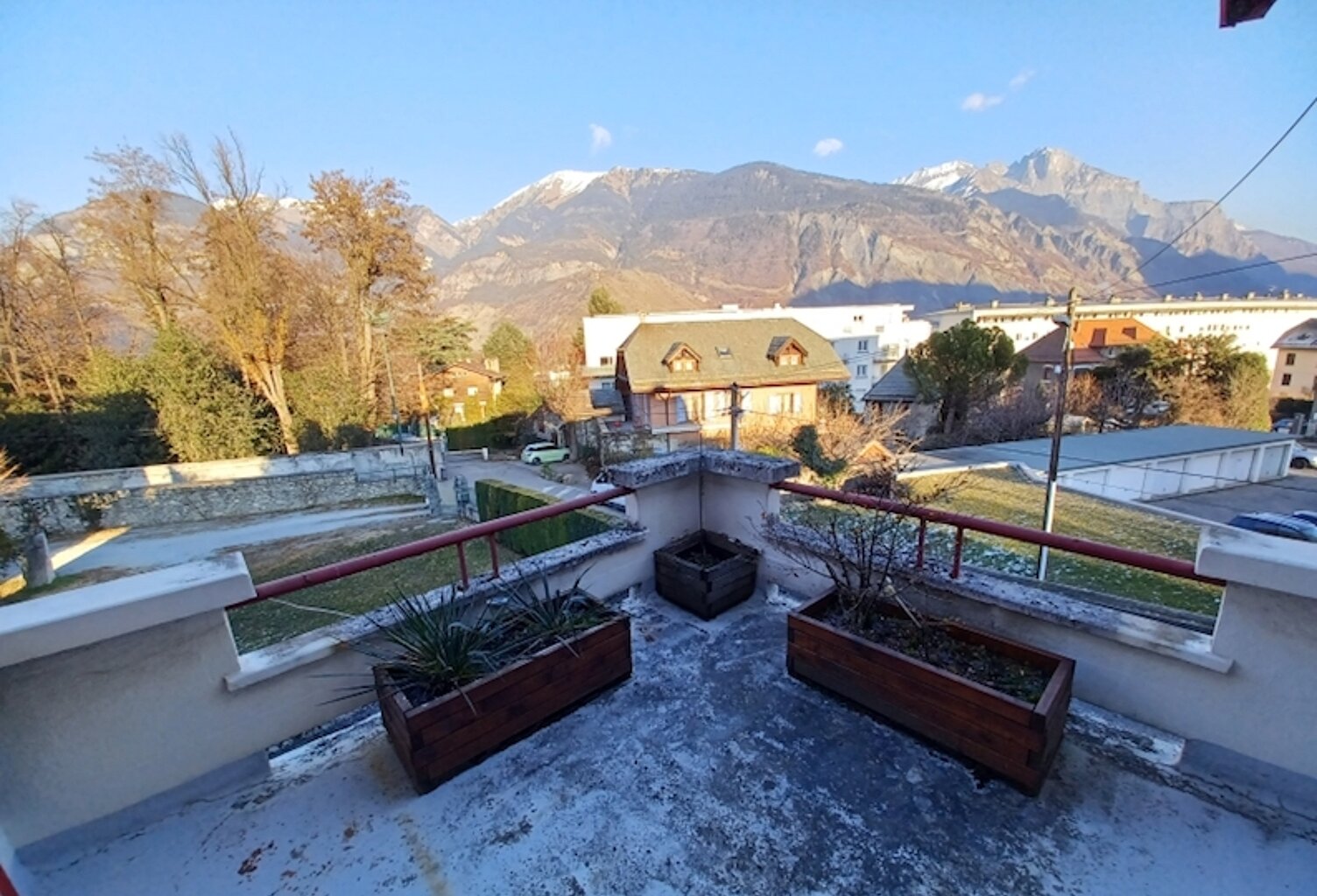 SAINT JEAN DE MAURIENNE Dans quartier résidentiel à proximité du centre ville Maison mitoyenne spacieuse de caractère 140 m2 + 2 belles terrasses et très agréable jardin privé et clos — photo 1