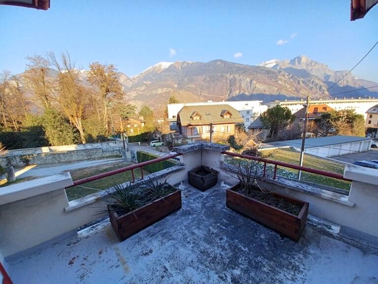 SAINT JEAN DE MAURIENNE Dans quartier résidentiel à proximité du centre ville Maison mitoyenne spacieuse de caractère 140 m2 + 2 belles terrasses et très agréable jardin privé et clos — photo 1
