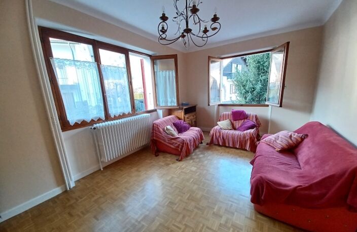SAINT JEAN DE MAURIENNE Dans quartier résidentiel à proximité du centre ville Maison mitoyenne spacieuse de caractère 140 m2 + 2 belles terrasses et très agréable jardin privé et clos — photo 3