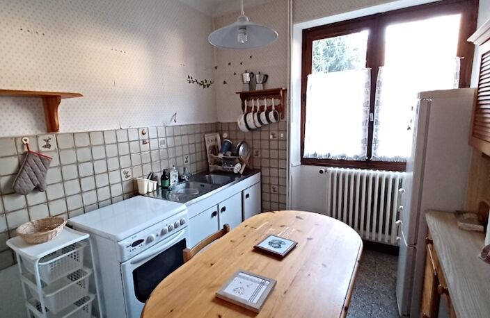 SAINT JEAN DE MAURIENNE Dans quartier résidentiel à proximité du centre ville Maison mitoyenne spacieuse de caractère 140 m2 + 2 belles terrasses et très agréable jardin privé et clos — photo 4