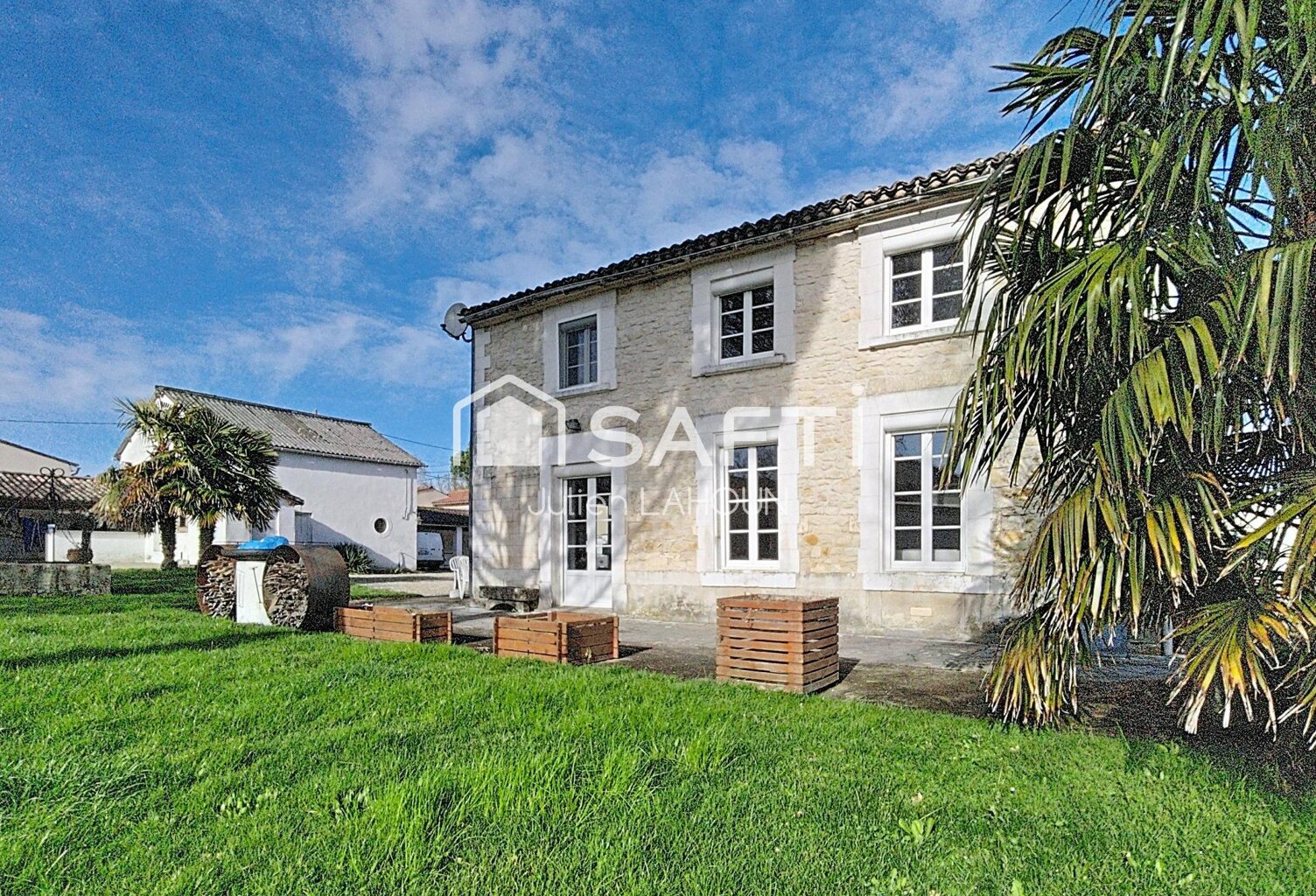 Maison en pierre avec piscine et garage — photo 1