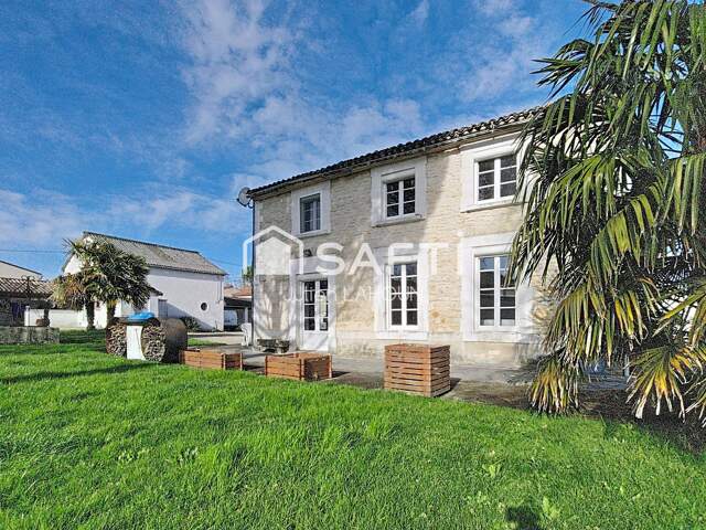 Maison en pierre avec piscine et garage — photo du bien