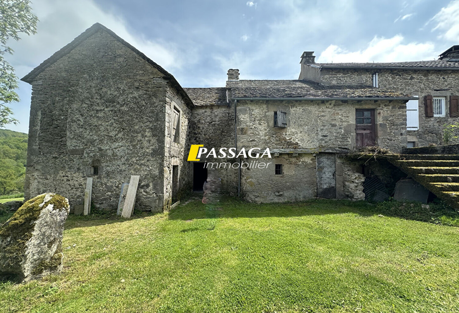 A VENDRE - CHARMANT PETIT CORPS DE FERME A RENOVER - LEVEZOU — photo 1