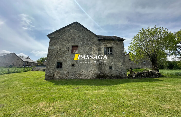 A VENDRE - CHARMANT PETIT CORPS DE FERME A RENOVER - LEVEZOU — photo 2