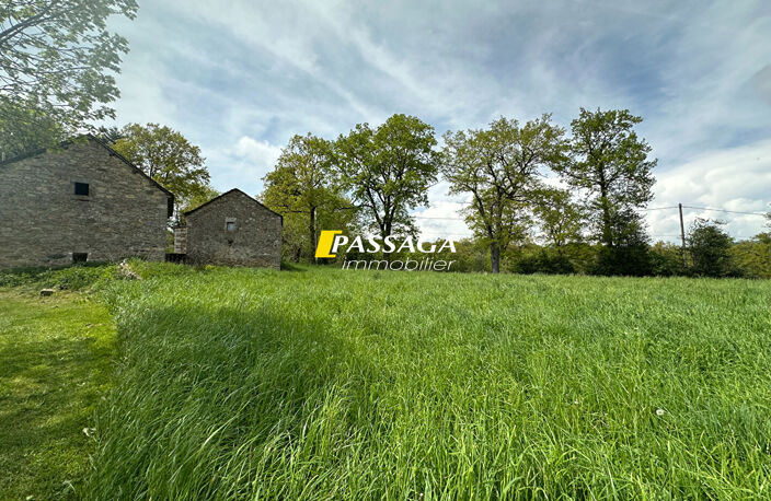 A VENDRE - CHARMANT PETIT CORPS DE FERME A RENOVER - LEVEZOU — photo 3