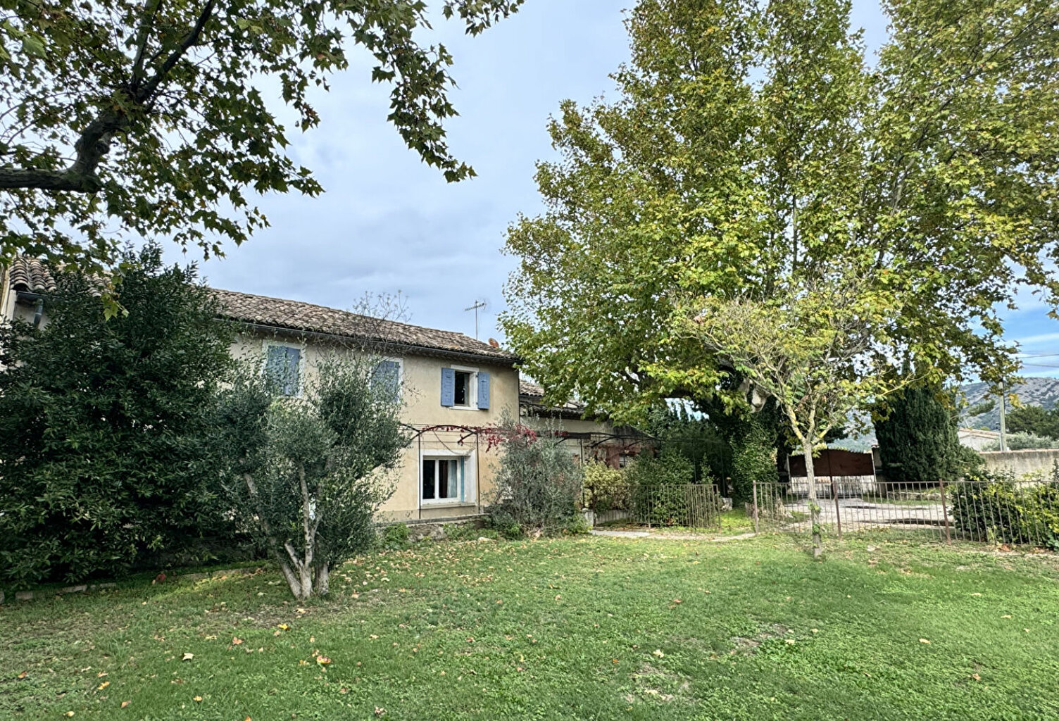 Mas de caractère à rénover en coeur de village avec jardin, terrasse et dépendance — photo 1