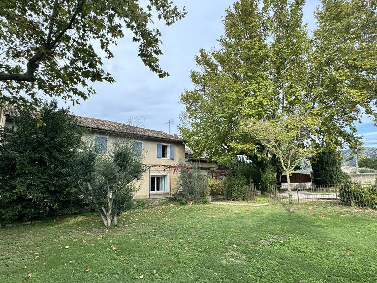 Mas de caractère à rénover en coeur de village avec jardin, terrasse et dépendance — photo 1