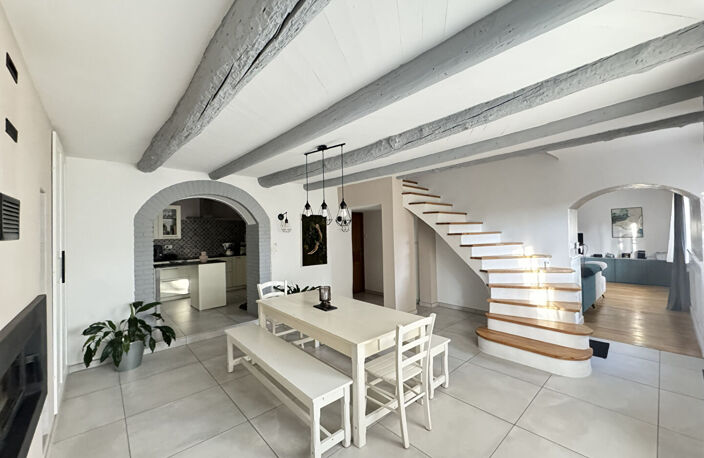 Mas de caractère à rénover en coeur de village avec jardin, terrasse et dépendance — photo 2