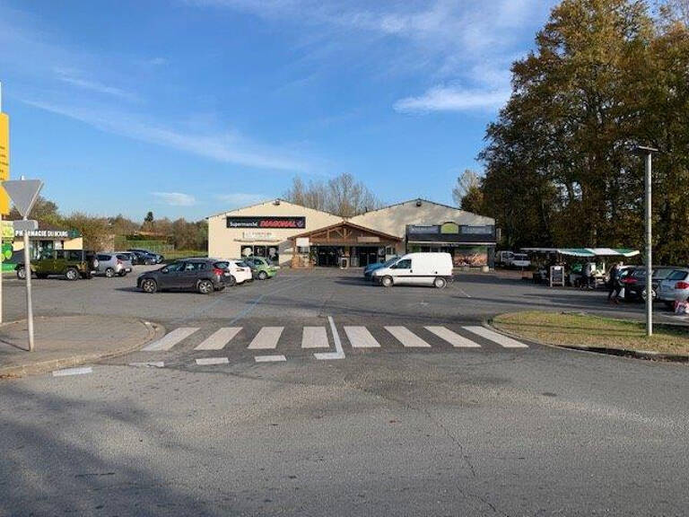 Investisseur, Centre commercial de 1500 m² et parking à IZON — photo 1