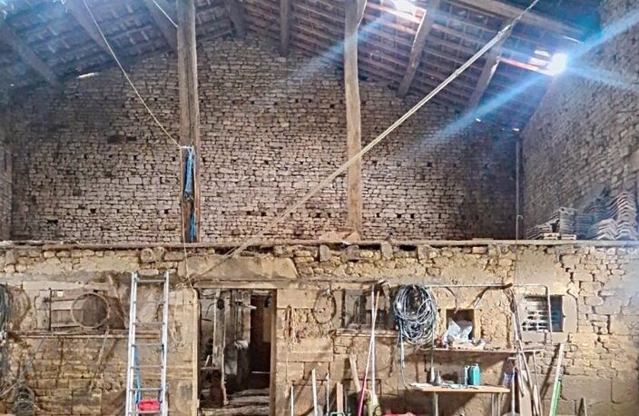 Bâtisse à restaurer de 220m2  avec écurie et d'une dépendance ! — photo 2