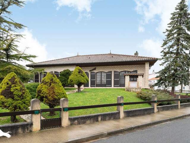Maison en pierre de 7 pièces principales — photo du bien