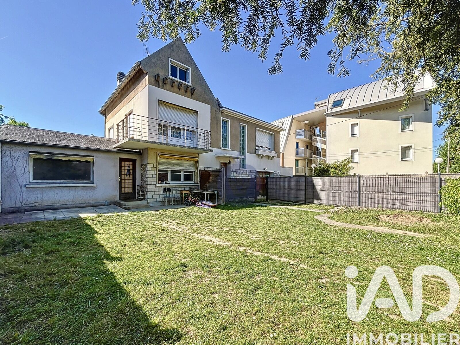 Melun - 228m² - 1p.