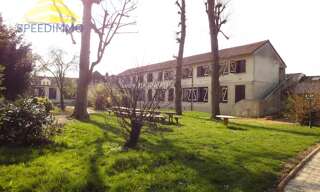 Immeuble  1032 m² à louer à Mandres-les-Roses (94520)