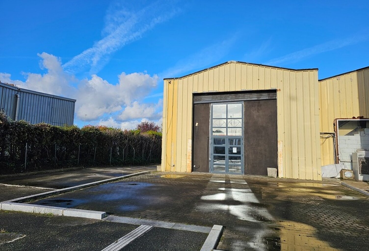Entrepôt de 559 m2 avec bureau et parkings à louer à Orgeval au bord de la RN 13 — photo 1