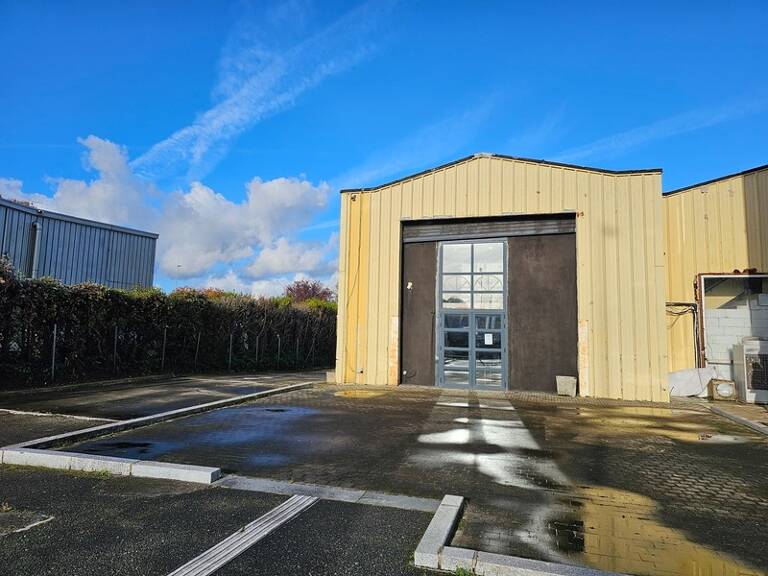 Entrepôt de 559 m2 avec bureau et parkings à louer à Orgeval au bord de la RN 13 — photo 1