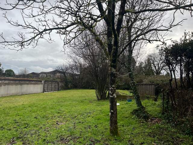 Terrain constructible de 500 m² à CHATEAUBERNARD (16) — photo du bien