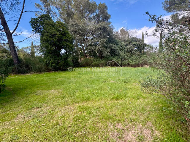 Terrain constructible de 1529 m2 - NIMES CIGALE — photo du bien