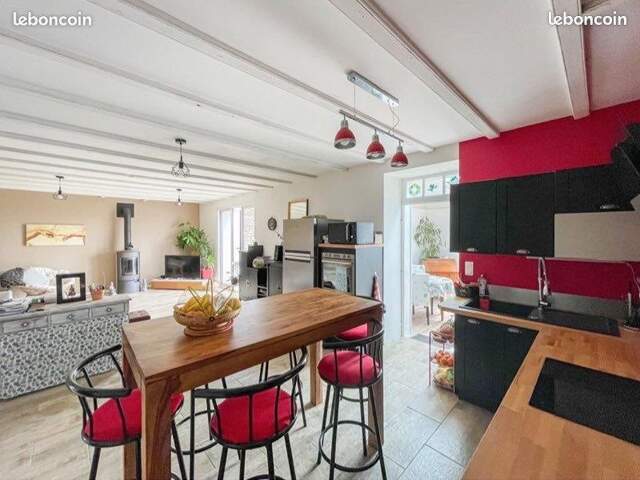 Maison en pierre de 7 pièces principales — photo du bien