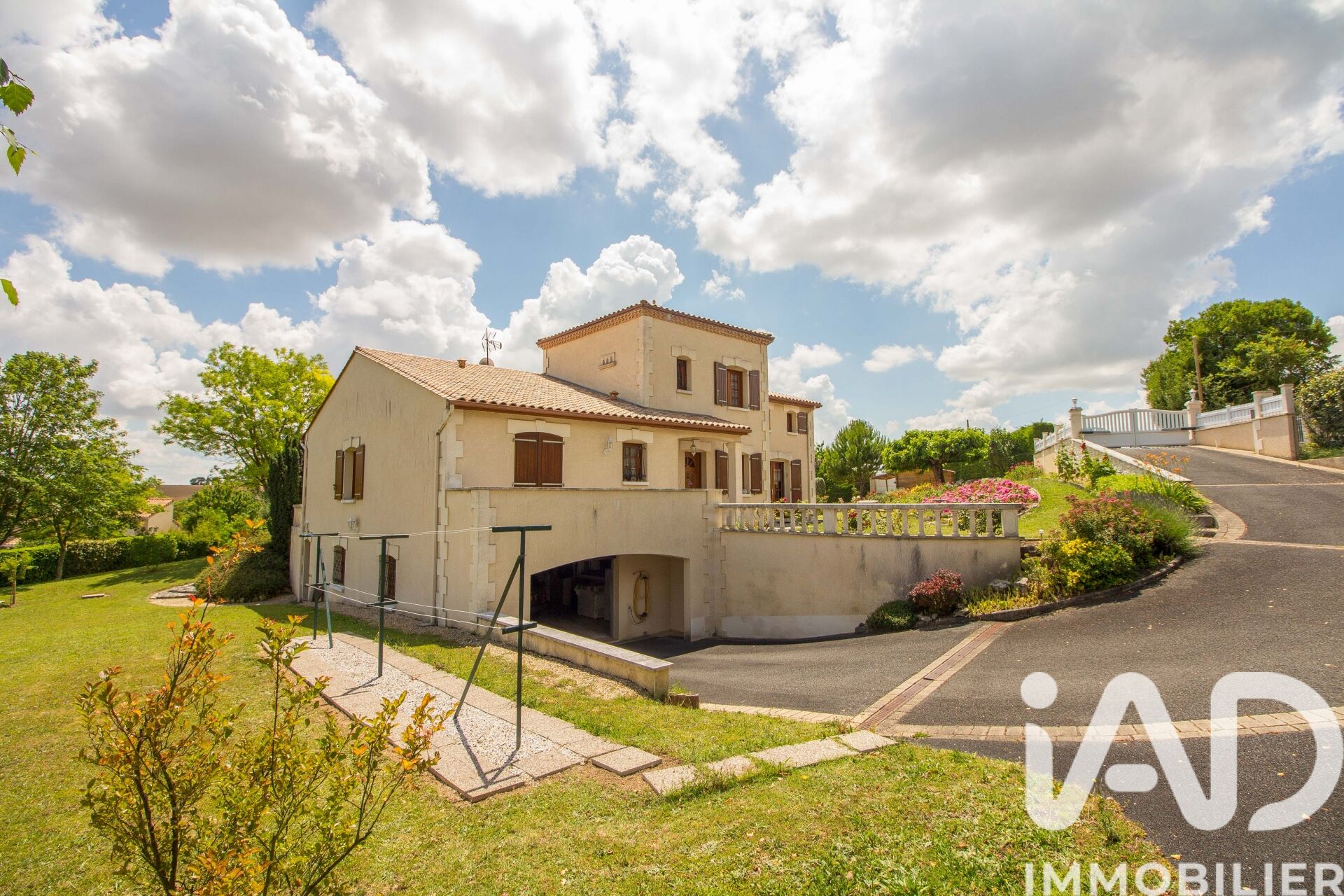 Montignac-Charente - 275m² - 6p. - 4ch.