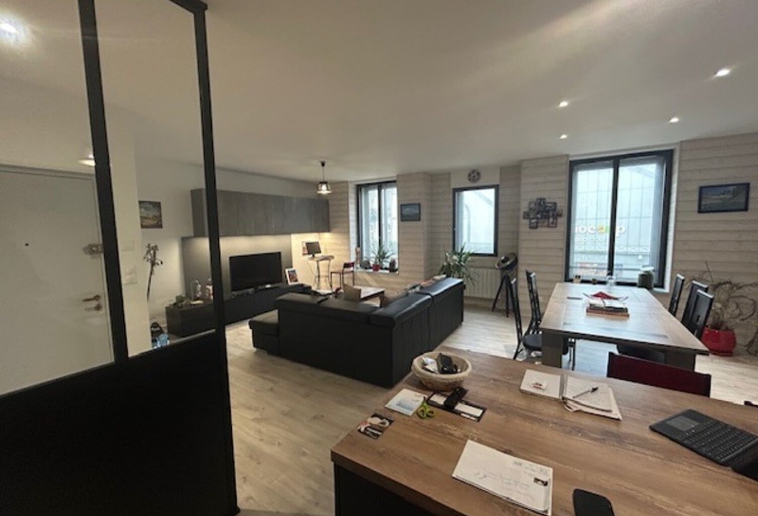 RARE APPARTEMENT VANNES INTRAMUROS - T4  RÉNOVE 95 -m²- TRAVERSANT AU CŒUR DE VANNES-TRES LUMINEUX — photo 1