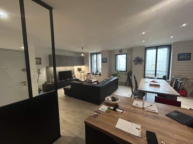 RARE APPARTEMENT VANNES INTRAMUROS - T4  RÉNOVE 95 -m²- TRAVERSANT AU CŒUR DE VANNES-TRES LUMINEUX — photo du bien