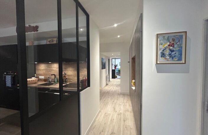 RARE APPARTEMENT VANNES INTRAMUROS - T4  RÉNOVE 95 -m²- TRAVERSANT AU CŒUR DE VANNES-TRES LUMINEUX — photo 2