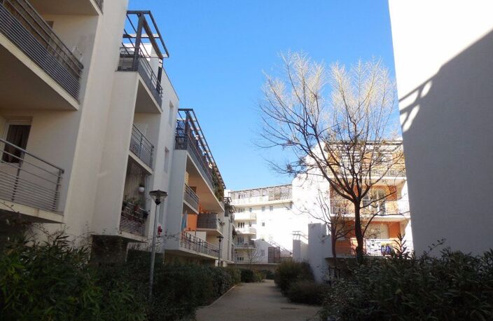 LA MANADE Nîmes appartement de type 3 et terrasse — photo 4