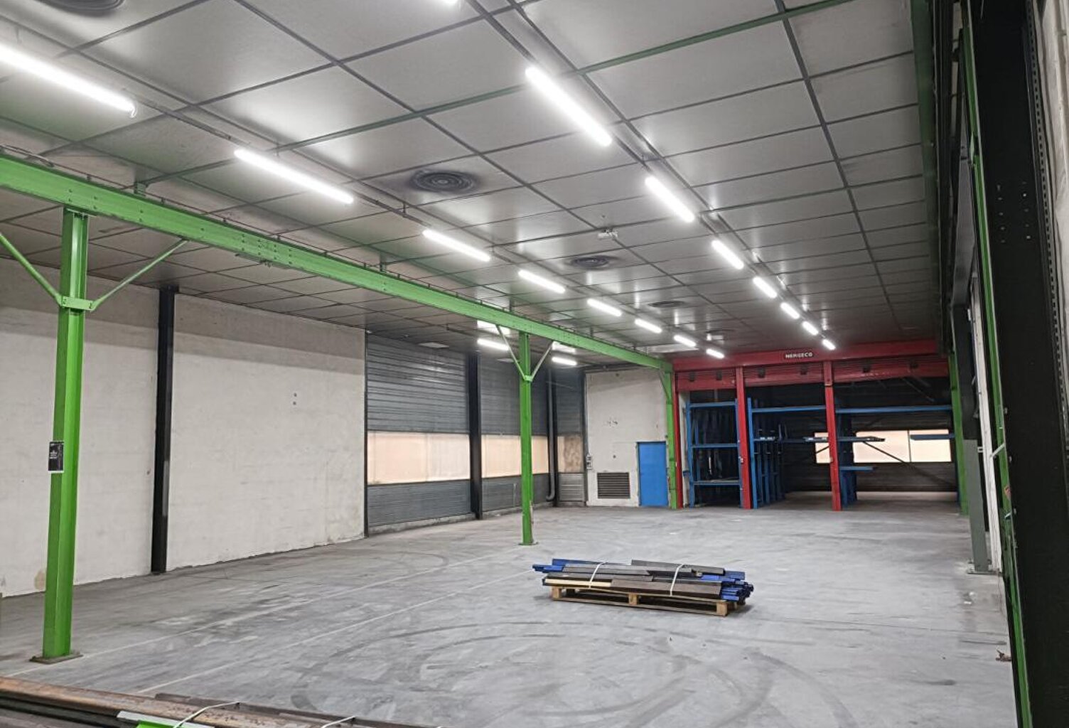 Dunières  43220 1170m² de  locaux d'activité comprenant des bureaux, un bâtiment industriel et des locaux à usage de stockage — photo 1